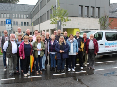 Die Bürgerbusgruppe besteht aus rund 40 Personen. Etwa 25 stellen sich am 7.9.2018 für den Fotografen vor dem neuen Bürgerbus auf. Foto: Dr. Holger Jansen/Agentur Landmobil