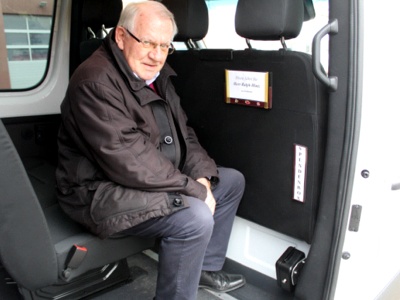 Ralph Hintz (70) sitzt hier im neuen Bürgerbus der Verbandsgemeinde Langenlonsheim. Foto: Dr. Holger Jansen/Agentur Landmobil