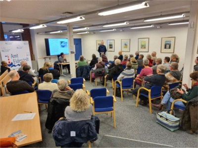 Die Auftaktveranstaltung für den Bürgerbus Eiderstedt am 20. Februar 2026 stieß auf großes Interesse. 50 Gäste waren in die Amtsverwaltung nach Garding gekommen und informierten sich bei Amstdirektor Matthias Hasse (Amt Eiderstedt) und Dr. Holger Jansen und Ondolf Lamoller über Bürgerbusse . Bild: Dr. Holger Jansen/Agentur Landmobil