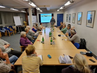 Die Auftaktveranstaltung für den Bürgerbus Eiderstedt findet am 20. Februar 2026 um 17 Uhr im Sitzungssaal des Amtes Eiderstedt in Garding statt. Alle, die sich für das Thema interessieren, sind herzlich willkommen. Archivbild: Sitzung der AG Mobilität in der Amtsverwaltung in Garding im Januar 2025/Bild: Dr. Holger Jansen/Agentur Landmobil