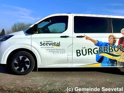 Der neue Bürgerbus Seevetal ist gestartet. Nach Angaben der Gemeinde ist das Angebot ab sofort in allen 19 Ortsteilen verfügbar. Seevetal liegt im Landkreis Harburg und hat rund 42.000 Einwohner. Die Fahrtenplanung erfolgt mit Bürgerbus Digital, einem Planungstool auf Online-Basis der Agentur Landmobil für Bürgerbusse im Haus-zu-Haus-Verkehr. Bild: Gemeinde Seevetal Der neue Bürgerbus Seevetal ist gestartet. Nach Angaben der Gemeinde ist das Angebot ab sofort in allen 19 Ortsteilen verfügbar. Seevetal liegt im Landkreis Harburg und hat rund 42.000 Einwohner. Die Fahrtenplanung erfolgt mit Bürgerbus Digital, einem Planungstool auf Online-Basis der Agentur Landmobil für Bürgerbusse im Haus-zu-Haus-Verkehr. Bild: Gemeinde Seevetal
