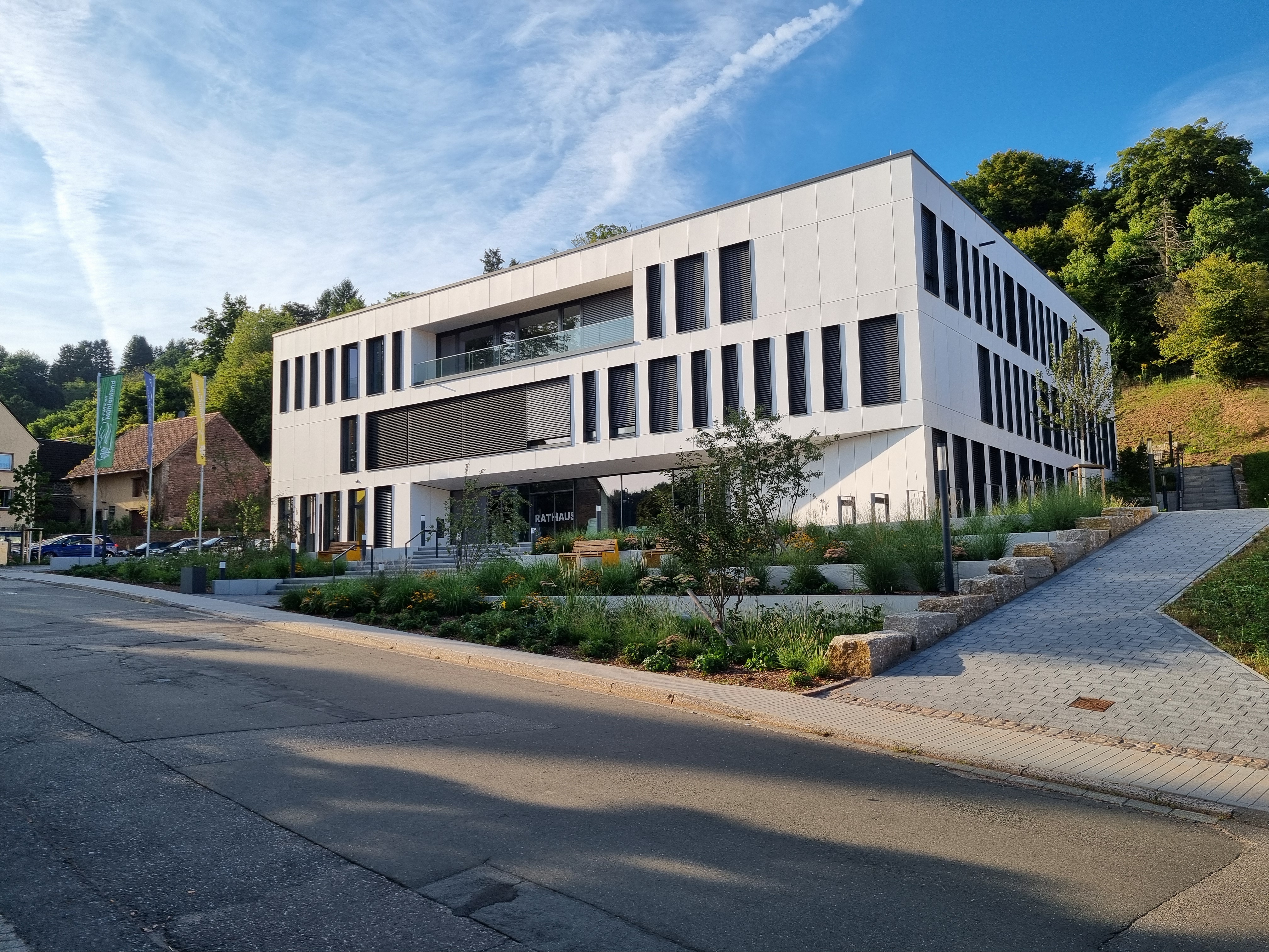 Die beiden Bürgerbusse der Verbandsgemeinde Thaleischweiler-Wallhalben starten am 2. Juni 2026 den Fahrbetrieb. Koordiniert wird das Projekt aus dem Rathaus in Thaleischweiler-Fröschen (unser Bild). Bild: Dr. Holger Jansen/Agentur Landmobil