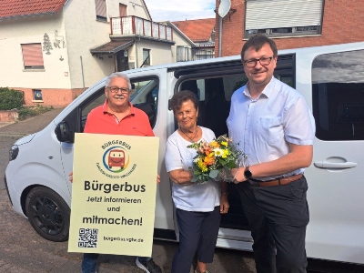 Der Bürgerbus in der Verbandsgemeinde Thaleischweiler-Wallhalben ist erfolgreich gestartet. Als erste Kundin freut sich Marianne Westrich (Bildmitte), links der erste Fahrer Walter Arzt und rechts der Bürgermeister der Verbandsgemeinde Patrick Sema. Bild: Verbandsgemeinde Thaleischweiler-Wallhalben