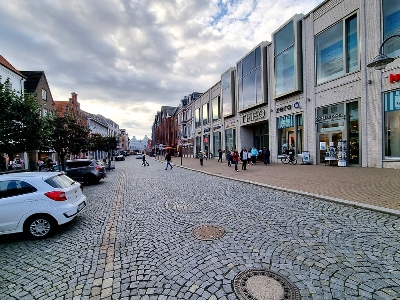 Der Seniorenbeirat der Stadt Husum und die Agentur Landmobil hatten mit der Entwicklung des Projekts Bürgerbus begonnen. Die Arbeit ist inzwischen beendet, einen Bürgerbus wird es in Husum nicht geben. Bild: Großstraße Husum/Dr. Holger Jansen/Agentur Landmobil