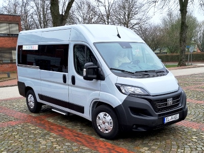 Mit dem Projekt 'Bürgerbusse Niedersachsen' berät und informiert die Agentur Landmobil seit vielen Jahren über ehrenamtliche Fahrdienste, die vor Ort von Bürgern mit Unterstützung aus Politik und Verwaltung selbst organisiert werden. Vor allem in ländlichen Regionen kann der Bürgerbus die Nahmobilität mit einer starken sozialen Komponente verbessern. Das Bild zeigt den Bürgerbus der Samtgemeinde Werlte am ersten Fahrtag im März 2024. Bild: Dr. Holger Jansen/Agentur Landmobil